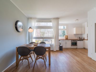 Voll ausgestattete Küchenzeile mit modernen Geräten im Apartment in Berlin