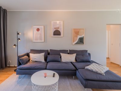 roßzügiger Wohnbereich mit Sofa, viel Licht