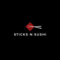 Logo mit schwarzem Hintergrund und Text „Sticks n Sushi“ mit roten Essstäbchen
