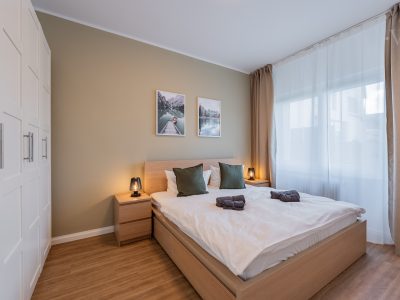 Schlafzimmer mit natürlichem Licht und minimalistischer Einrichtung