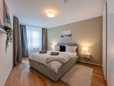 Schlafzimmer mit natürlichem Licht und minimalistischer Einrichtung