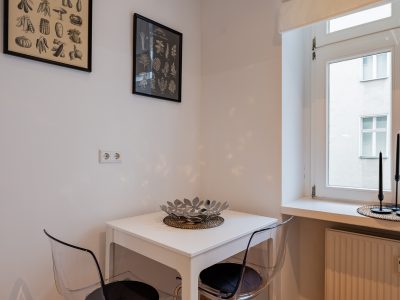 Essbereich mit weißem Tisch und zwei Stühlen am Fenster – kompakt und funktional