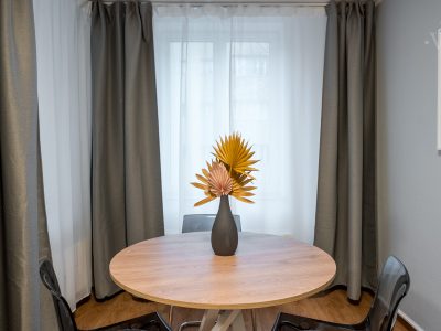 Stilvoller Esstisch in minimalistischer Einrichtung eines Berliner Apartments