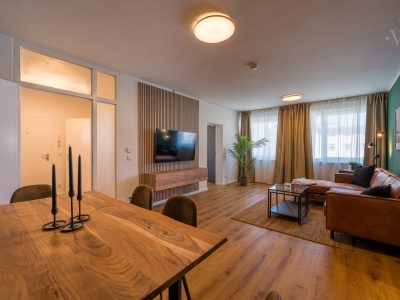 Offener Wohnbereich mit Esstisch, Sofa und Fernseher in gemütlicher Atmosphäre