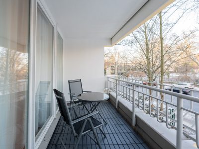 Privater Balkon mit zwei Stühlen und Tisch – stilvoller Außenbereich mit Ausblick