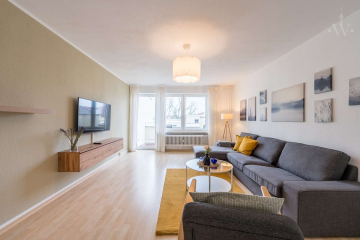 Wohnzimmer - Lichtdurchflutete, moderne 3-Zimmer-Wohnung mit Balkon in Moabit