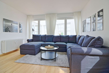 Wohnzimmer - Gemütlich eingerichtete 4-Zimmer Dachgeschoss Wohnung mit Balkon – geeignet als Business WG