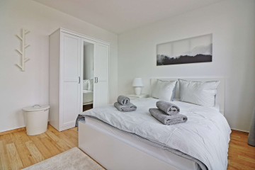 Schlafzimmer 1 - Gemütlich eingerichtete 4-Zimmer Dachgeschoss Wohnung mit Balkon – geeignet als Business WG