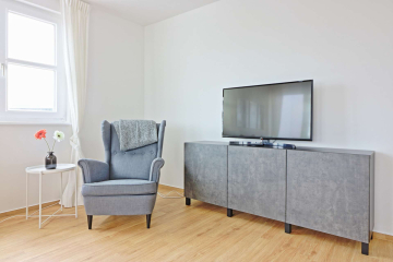 Wohnzimmer - Gemütlich eingerichtete 4-Zimmer Dachgeschoss Wohnung mit Balkon – geeignet als Business WG