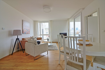 Wohnzimmer - 4-Zimmer-Wohnung mit Blick über Berlin