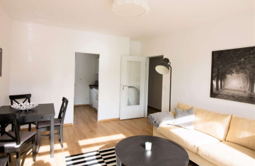 Wohnzimmer - Ansprechend möbliertes 2-Zimmer-Apartment – ruhig, aber mittendrin