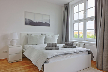 Schlafzimmer 1 - Gemütlich eingerichtete 4-Zimmer Dachgeschoss Wohnung mit Balkon – geeignet als Business WG