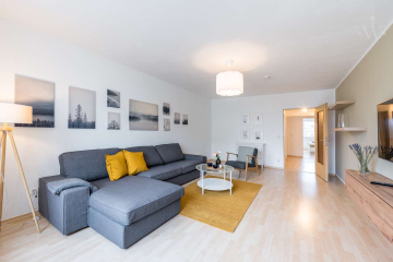 Wohnzimmer - Lichtdurchflutete, moderne 3-Zimmer-Wohnung mit Balkon in Moabit