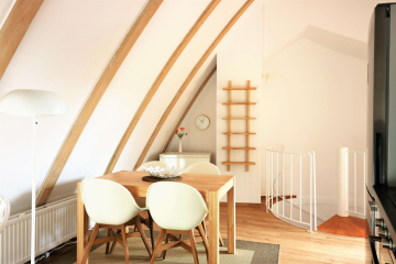 Living room - Above the rooftops of the city: furnished 3-room top-floor flat in the heart of Schöneberg