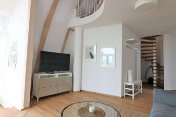 Living room - Above the rooftops of the city: furnished 3-room top-floor flat in the heart of Schöneberg