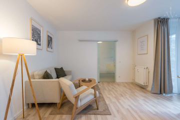 Wohnzimmer - Voll möbliertes 1,5-Zimmer-Apartment an der Spree