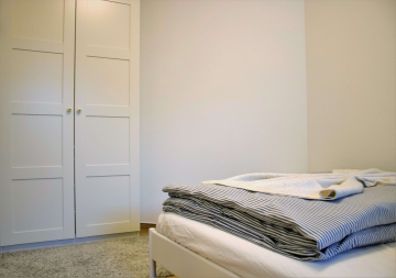 Schlafzimmer - Möblierte 1,5-Zimmer-Wohnung an der Spree – mit Balkon und Aufzug