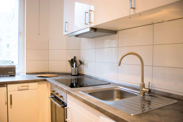 Küche - Möblierte 1,5-Zimmer-Wohnung an der Spree – mit Balkon und Aufzug