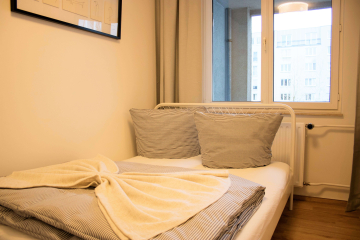 Schlafzimmer - Möblierte 1,5-Zimmer-Wohnung an der Spree – mit Balkon und Aufzug