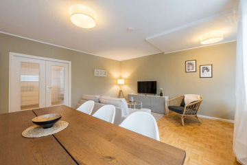 Wohnzimmer - Möblierte 2-Zimmer-Wohnung mit ruhigem Schlafzimmer zum Innenhof