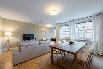 Wohnzimmer - Möblierte 2-Zimmer-Wohnung mit ruhigem Schlafzimmer zum Innenhof