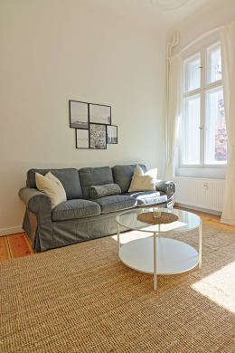 Wohnzimmer - Möblierte 3-Zimmer in saniertem Altbau im Szenebezirk „Prenzlberg“