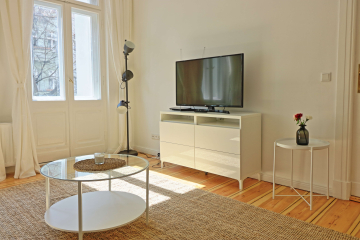 Wohnzimmer - Möblierte 3-Zimmer in saniertem Altbau im Szenebezirk „Prenzlberg“