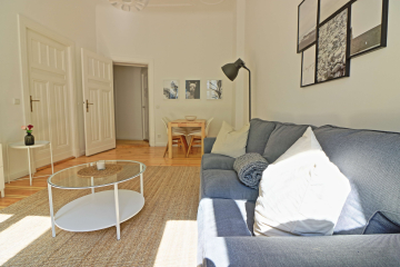 Wohnzimmer - Möblierte 3-Zimmer in saniertem Altbau im Szenebezirk „Prenzlberg“