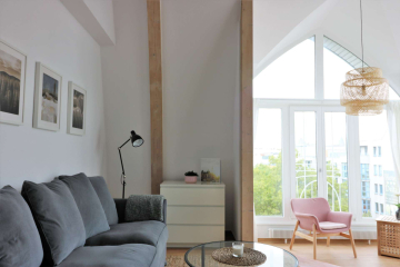 Wohnzimmer - Über den Dächern der Stadt: Möblierte 3-Zimmer-Dachgeschosswohnung im Herzen Schönebergs