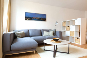 Wohnzimmer - Moderne 3-Zimmer-Wohnung mit Balkon an der Spree