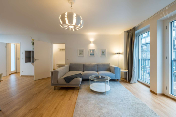 Wohnzimmer - Exklusive 3-Zimmer-Wohnung mit Balkon im Herzen Berlins
