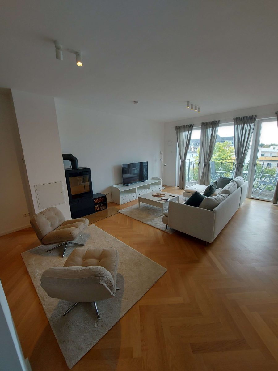 Bayerisches Viertel: 4-Zimmer-Dachgeschoss mit großem Balkon, Kaminofen und Aufzug, Innsbrucker Straße, 10825 Berlin, Schöneberg