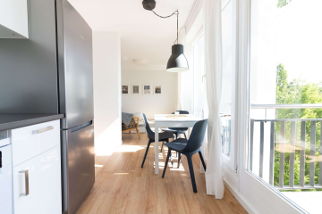 Blick aus der Küche - Unsere gemütliche möblierte 2-Zimmer-Wohnung mit sonnigem Balkon