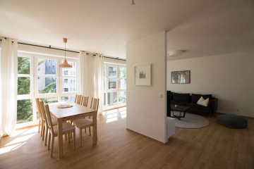 Wohn- & Essbereich - Schön geschnittene 3-Zimmer-Wohnung im Herzen Berlins – gemütlich möbliert