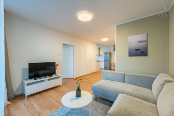 Wohnzimmer - Liebevoll eingerichtete 2-Zimmer-Wohnung mit Blick über Berlin