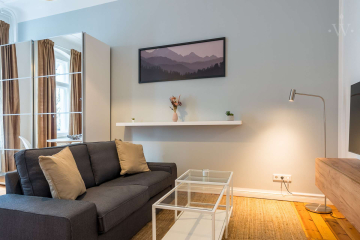 Wohnzimmer - Gemütlich möblierte 1,5-Zimmer-Wohnung im Prenzl‘ Berg mit Balkon