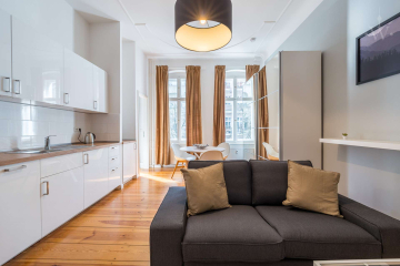 Wohnzimmer - Gemütlich möblierte 1,5-Zimmer-Wohnung im Prenzl‘ Berg mit Balkon