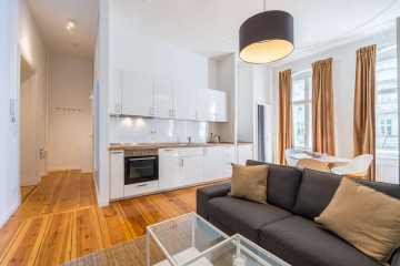 Wohnzimmer - Gemütlich möblierte 1,5-Zimmer-Wohnung im Prenzl‘ Berg mit Balkon