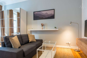 Wohnzimmer - Gemütlich möblierte 1,5-Zimmer-Wohnung im Prenzl‘ Berg mit Balkon