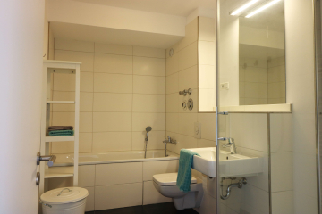 Modernes Dusch/Wannenbad - Modern eingerichtete 4-Zimmer-Dachgeschosswohnung mit sonnigem Balkon zum ruhigen Innenhof