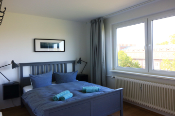 Schlafzimmer 1 - Modern eingerichtete 4-Zimmer-Dachgeschosswohnung mit sonnigem Balkon zum ruhigen Innenhof