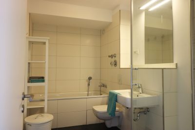 Modernes Dusch/Wannenbad
